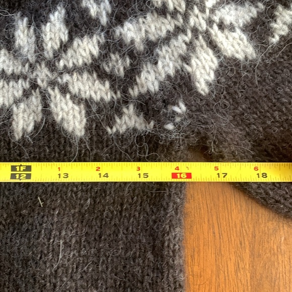 Icelandic Wool Sweater - Picture 2 of 5